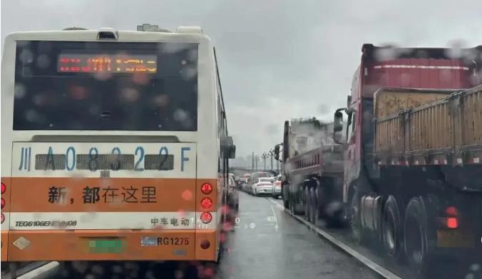 高速一旦免费就不再是高速了，后续维护也将成为一个大问题！9月4号，成绵高速成为四