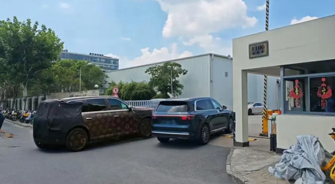 疑似尊界SUV谍照曝光 近日，有网友在上海华为园区附近拍到该伪装车。有网友猜测该