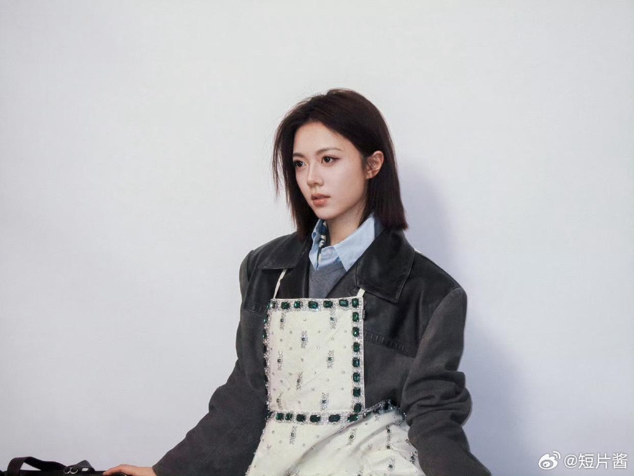 miumiu到底给了赵今麦多少可以让她穿围裙就来 