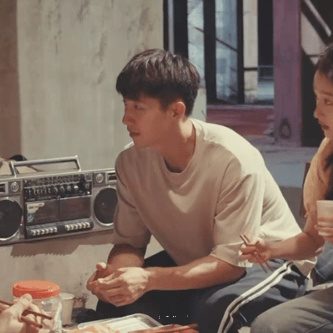 终于能光明正大看黄景瑜腹肌了电视剧岁月有情时这个《岁月有情时》真的好事做尽，终于