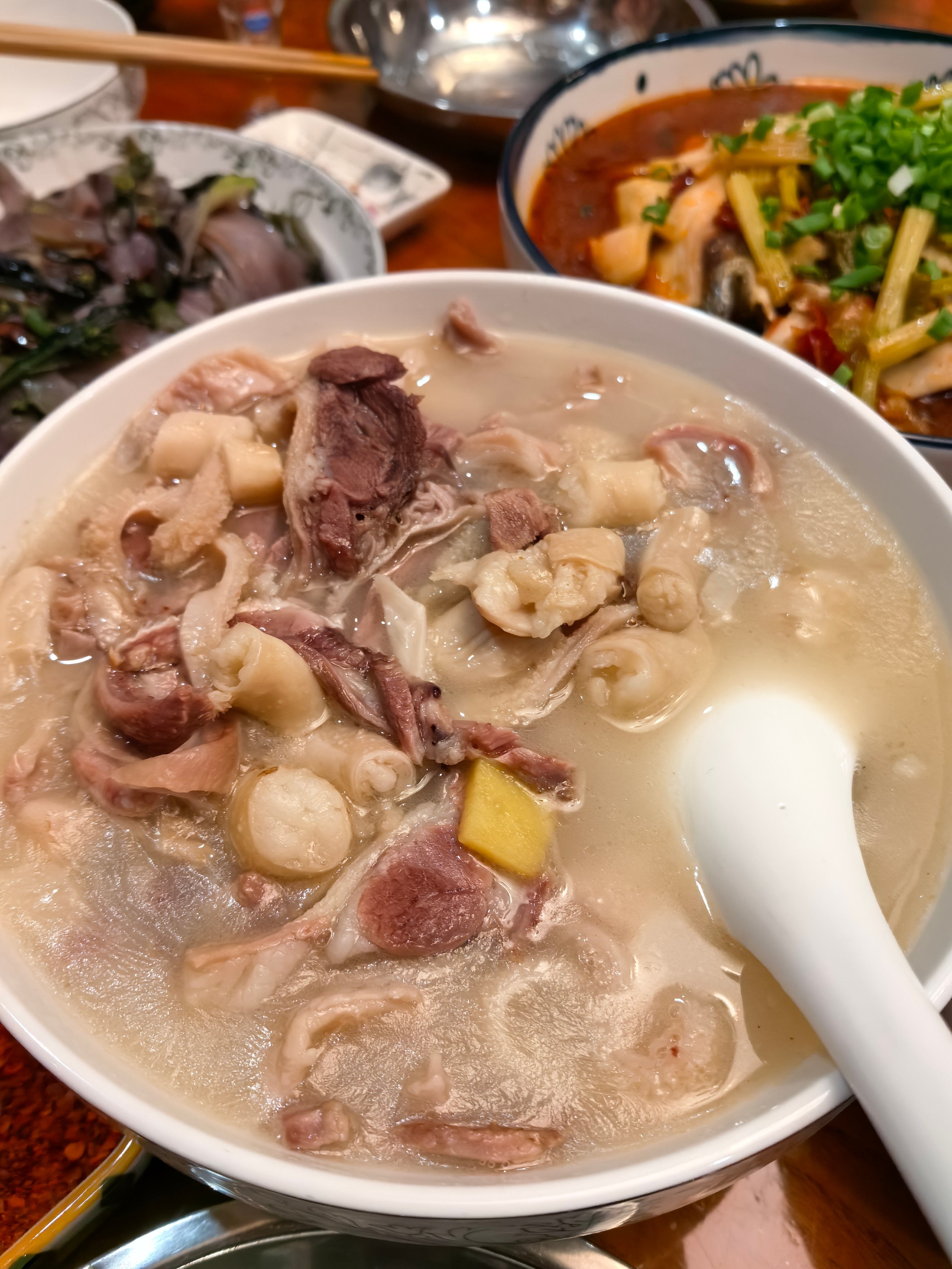 每年冬至都得吃的必须是家乡的简阳羊肉汤 羊肉爆炒加鱼汤熬制，鲜掉眉毛，最爱的是羊