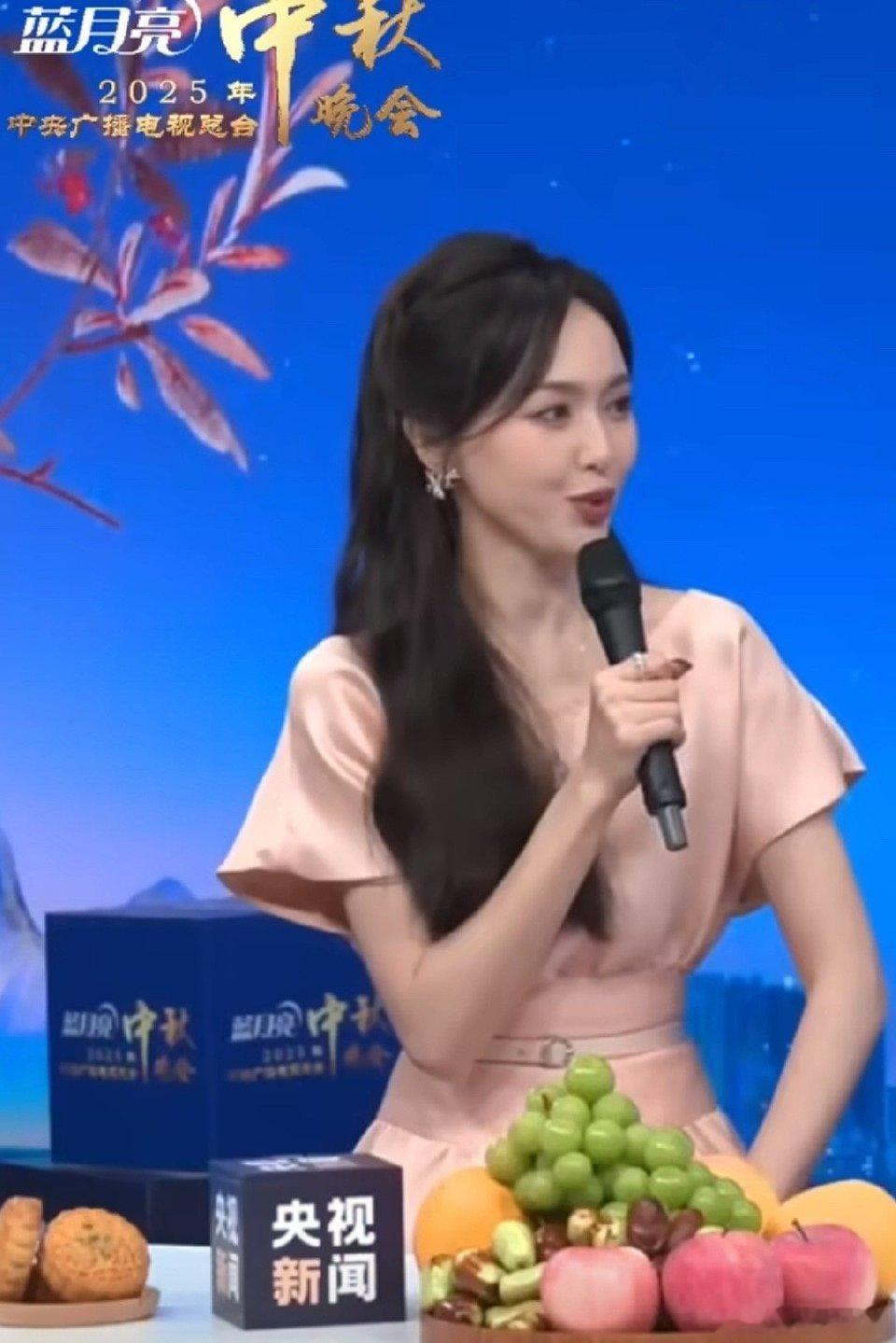唐嫣获奖后首次出镜 唐嫣获视后首次出镜太圈粉！央视中秋晚会上粉色裙子造型温柔又美