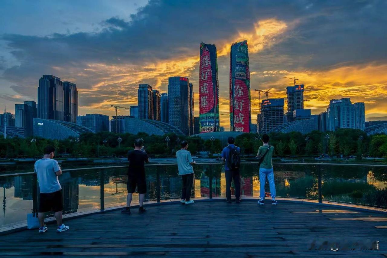 城市观景台。
暮色降临，晚霞铺满成都天际。交子公园观景台上，市民游客用镜头捕捉城