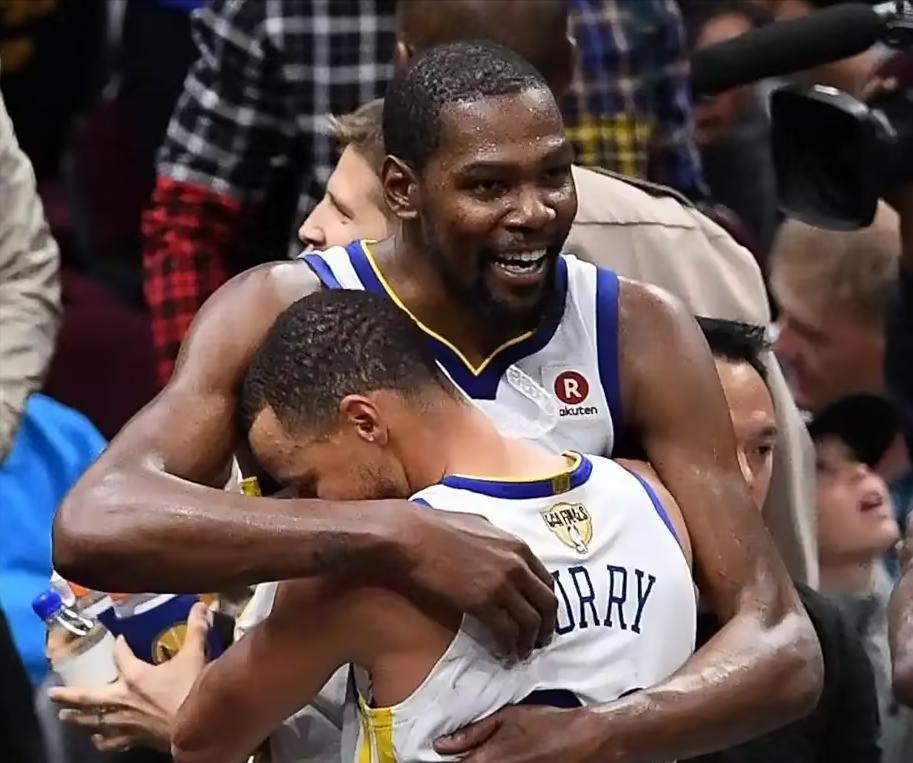 十年光阴如白驹过隙，勇士队那个传奇的73胜赛季迎来了十周年纪念。这个创造了NBA