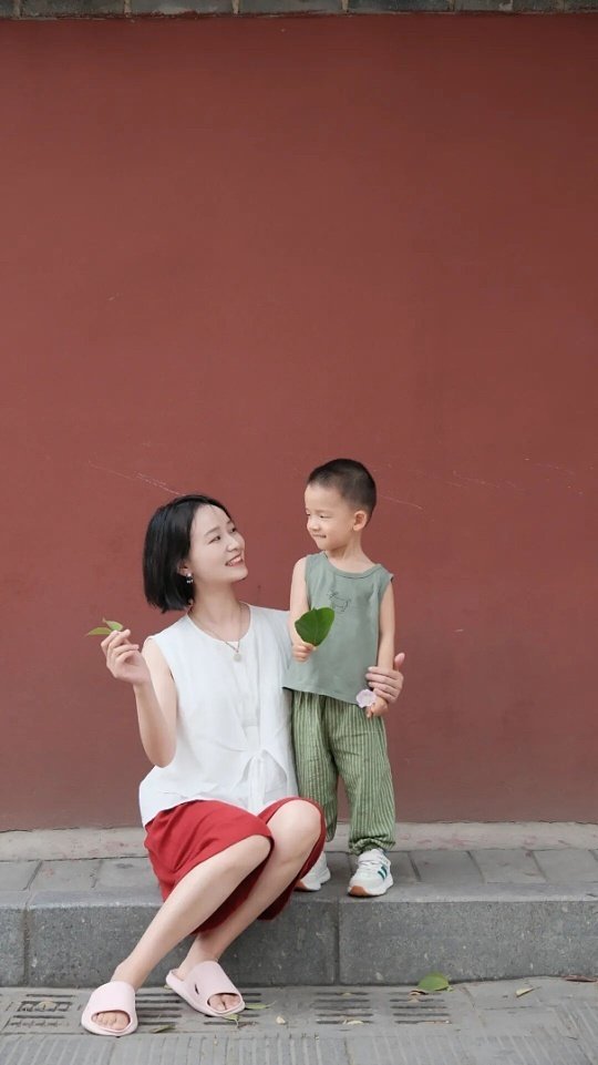 把孩子托举到能独立生存亲子本就是一场不断目送的旅程，我们所有的托举，都指向分离。