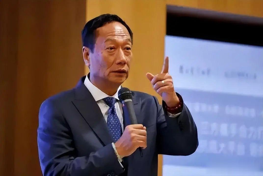 郭台铭为了能够赢得“征召”真的是拼老命了，各个方面显得诚意十足，现在的身段非常柔