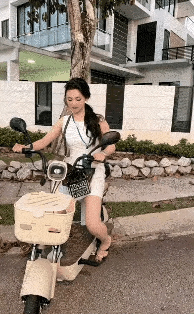 差点没摔到，我要不要感谢感谢这位大哥。