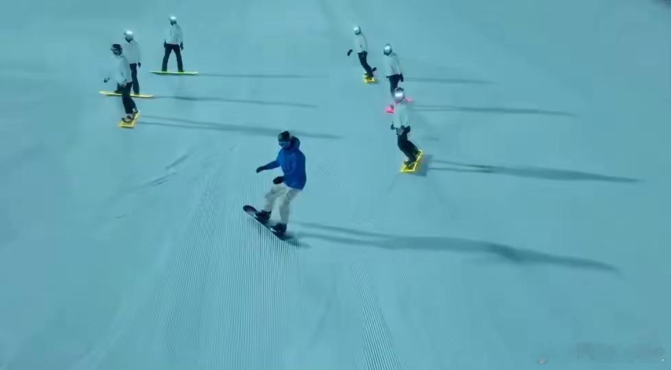 原来王一博在亚冬会推广曲里用的滑雪板，是冬奥冠军苏翊鸣送他那块，板底花纹一模一样