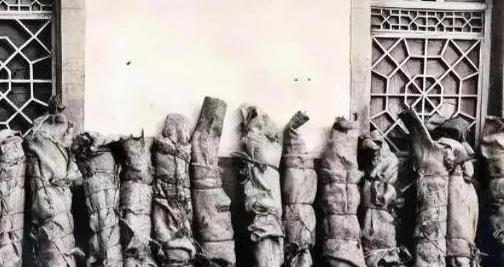1937年，被马家军残害后，红军师团级干部的遗体，排成一排，被捆了起来，放在墙边