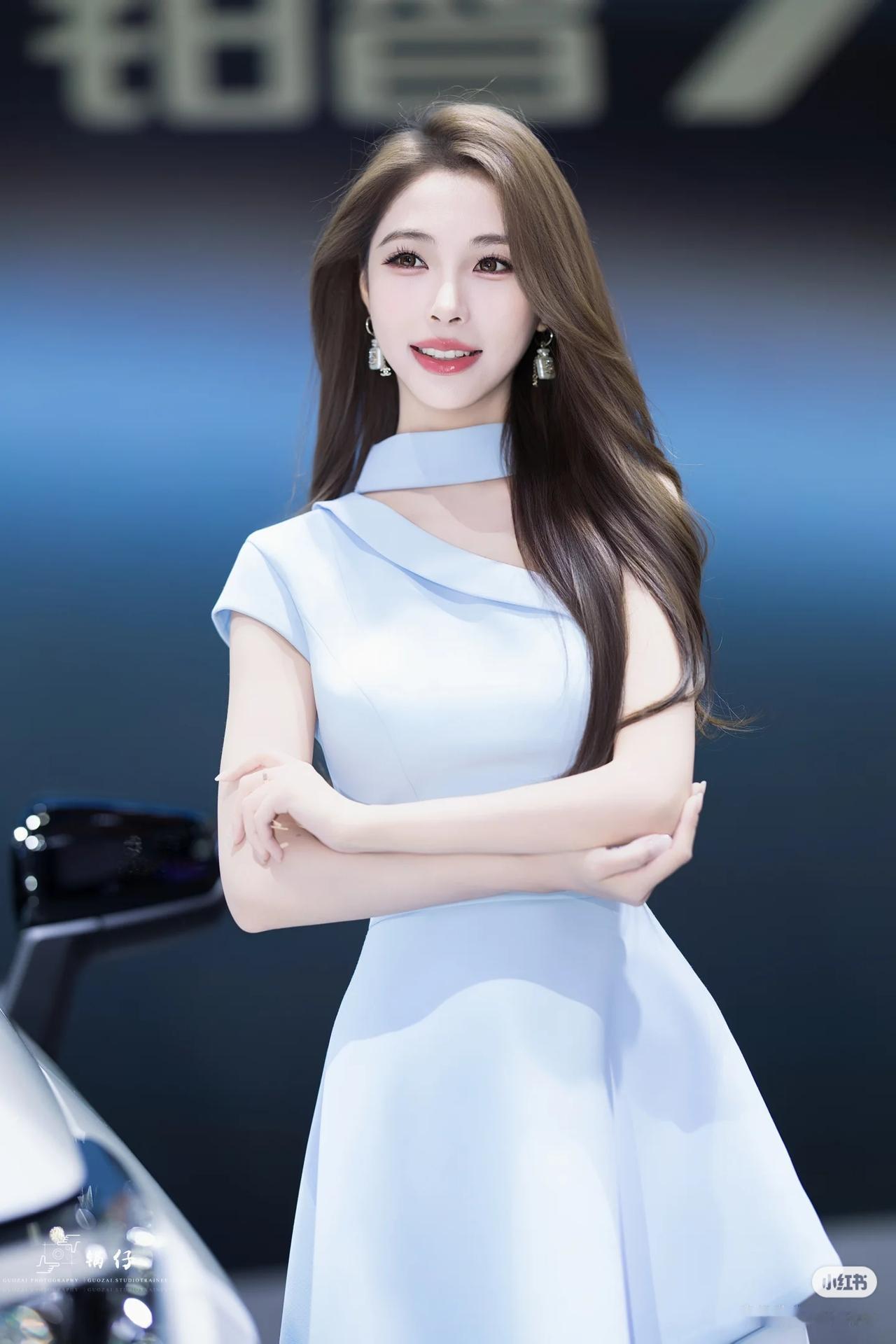 晒图笔记大赛美女车模穿搭写真