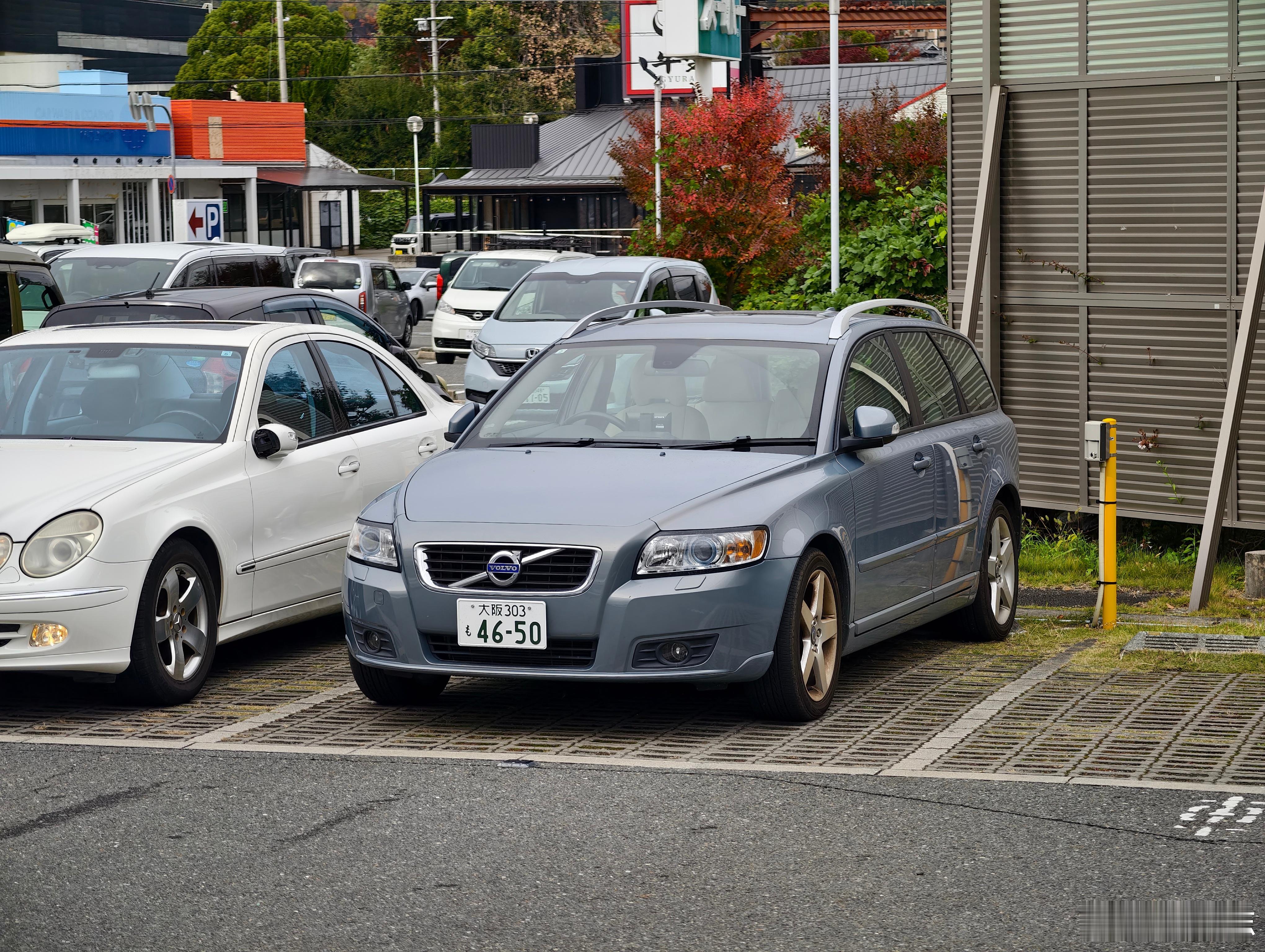 偶遇沃尔沃 V50 Classic，车长4.5米出头的小旅行车，放在今天看依然对