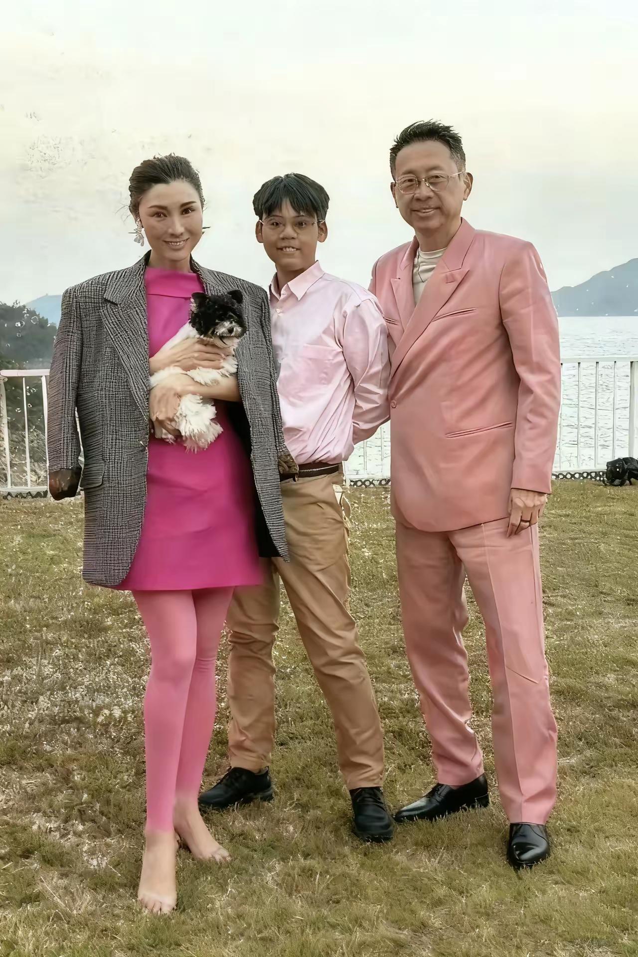 哇塞！瞧瞧这一家子，一眼就能看出，这儿子肯定是亲生的，和他父亲长得简直一模一样。