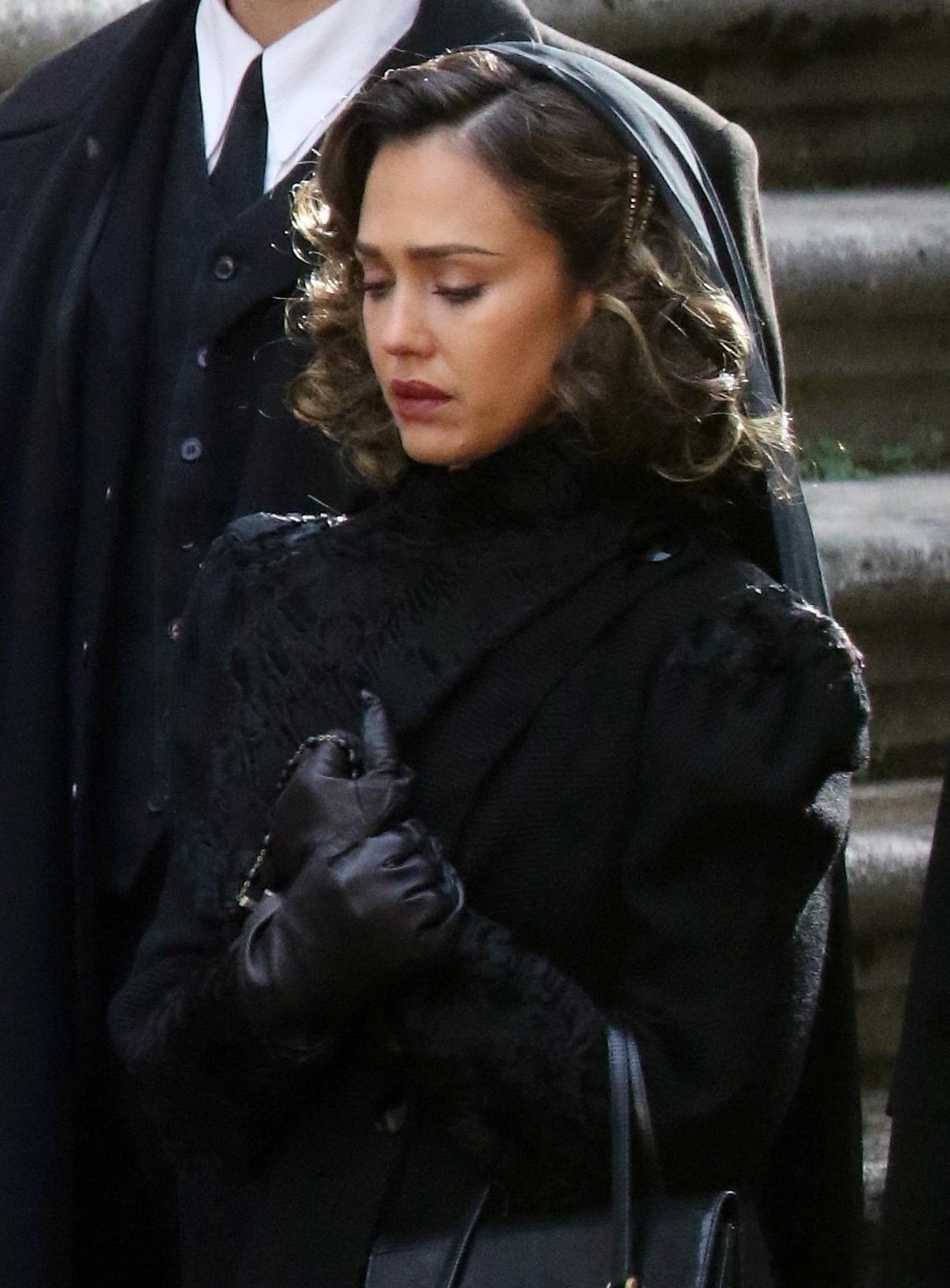 Jessica alba 杰西卡阿尔芭在意大利罗马拍摄新传记片《玛莎拉蒂：兄弟》