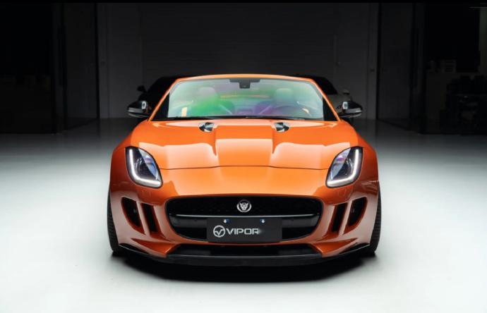 不管是吉奥拉绿还是红白蓝英伦配色，搭配黑色套件和20英寸轮毂，开在路上回头率直接