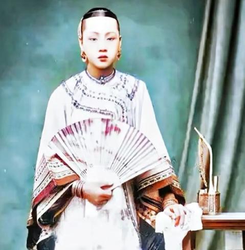 1863年，丧妻两年后，李鸿章决定再娶一房夫人，大婚当天，新娘的陪嫁丫鬟冬梅，无