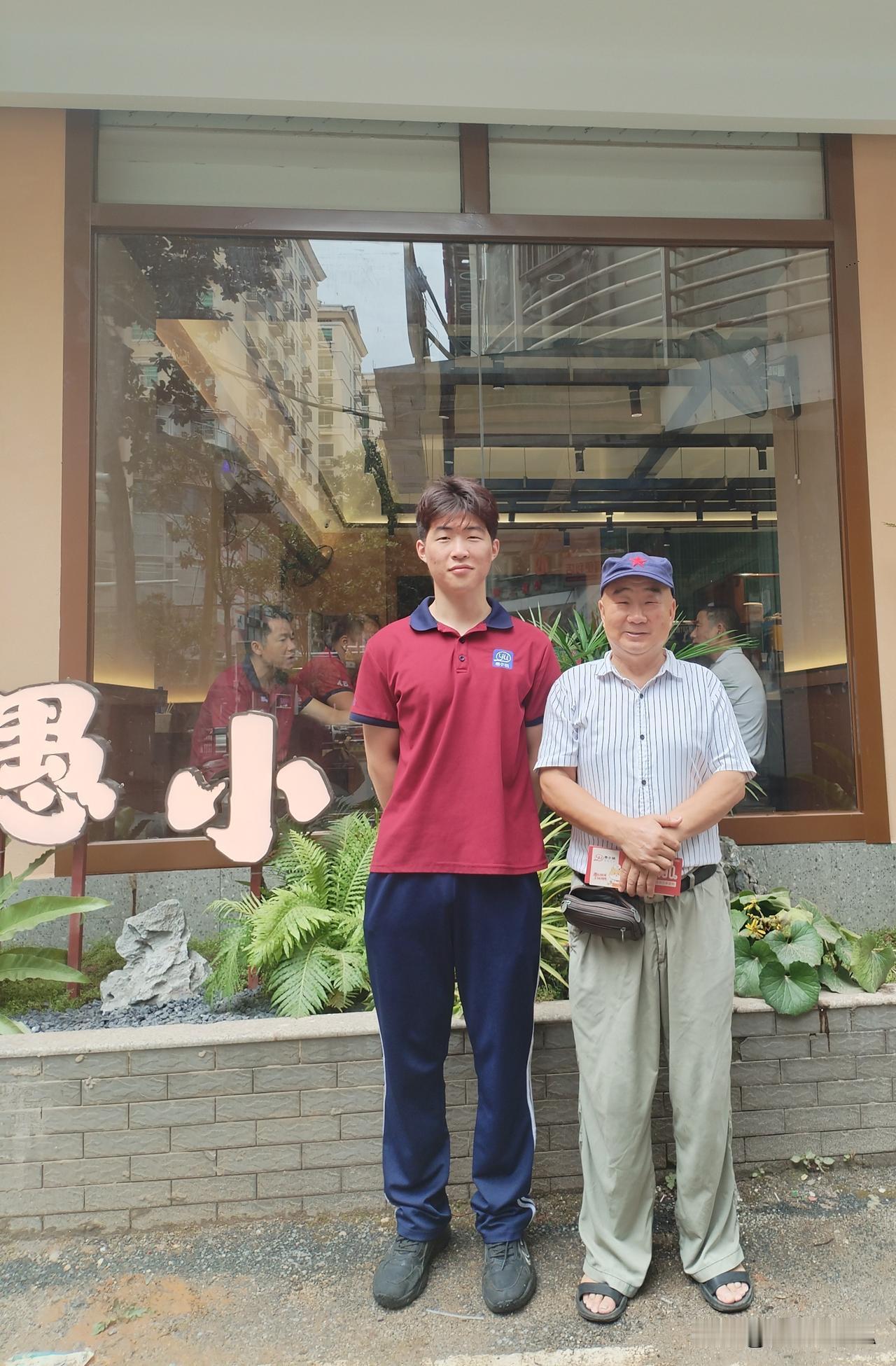 这家愚出彩头。
昨天上衡阳市王府酒楼过亲吻节，路经和平南路，见一家称愚小锅新装待