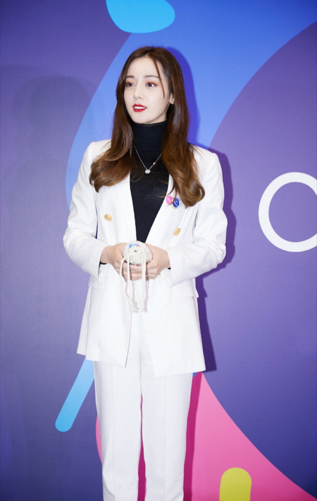 曝迪丽热巴或已落地马来西亚 原定巴黎时装周行程因中东局势搁浅，如今疑似抵达第三国