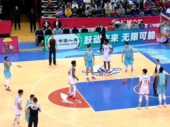 青岛终结浙江五连胜，不知浙江男篮放走刘维伟后悔了没？

浙江男篮把丁伟送到总教练