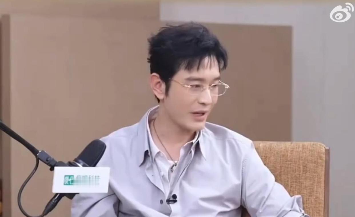 黄晓明最近那段采访我看了两遍。他坐在那儿，说“我帮了太多白眼狼”的时候，语气挺平