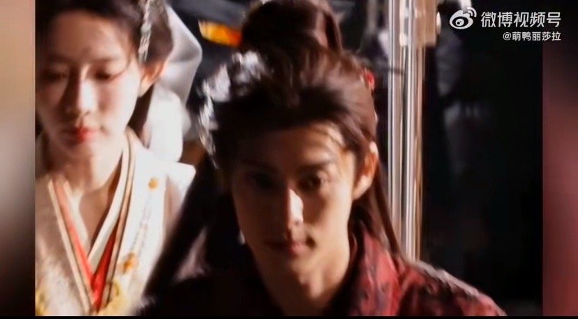 王鹤棣孟子义《将门独后》同框路透：双强宿命感拉满这组路透来自古装权谋剧《将门独后