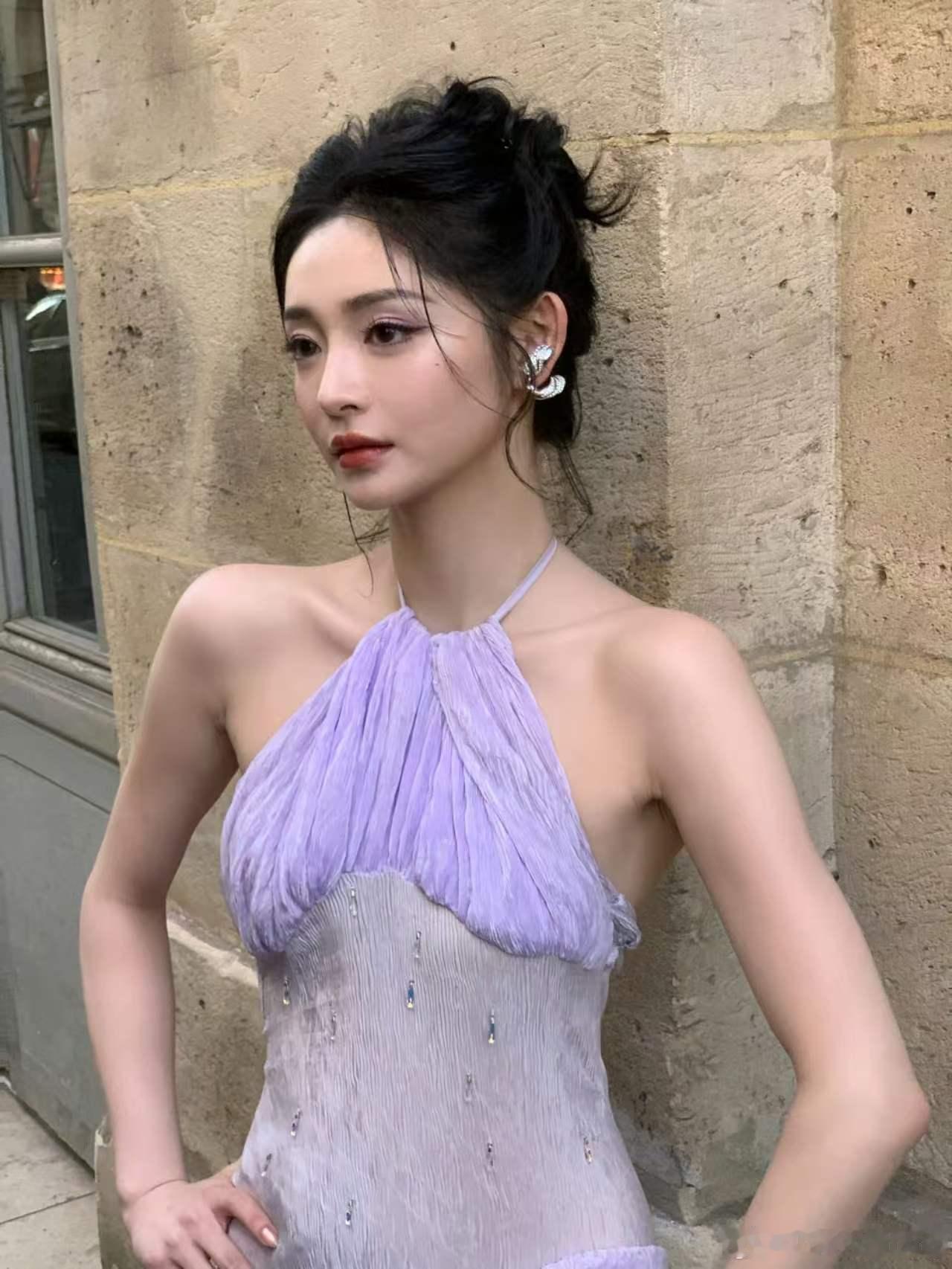 周洁琼裸背挂脖裙周洁琼你后背是不是开了挂，怎么可以薄成这样好看！周洁琼裸背挂脖裙
