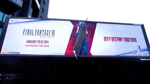《最终幻想7重生》户外广告牌亮相英国 男主角背把剑