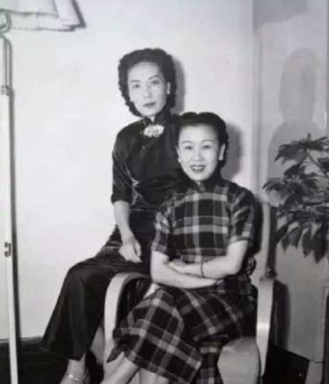 一天深夜，黄金荣的儿媳妇李志清偷偷跑进公公房间，李志清脱掉身上的衣服，小心翼翼的