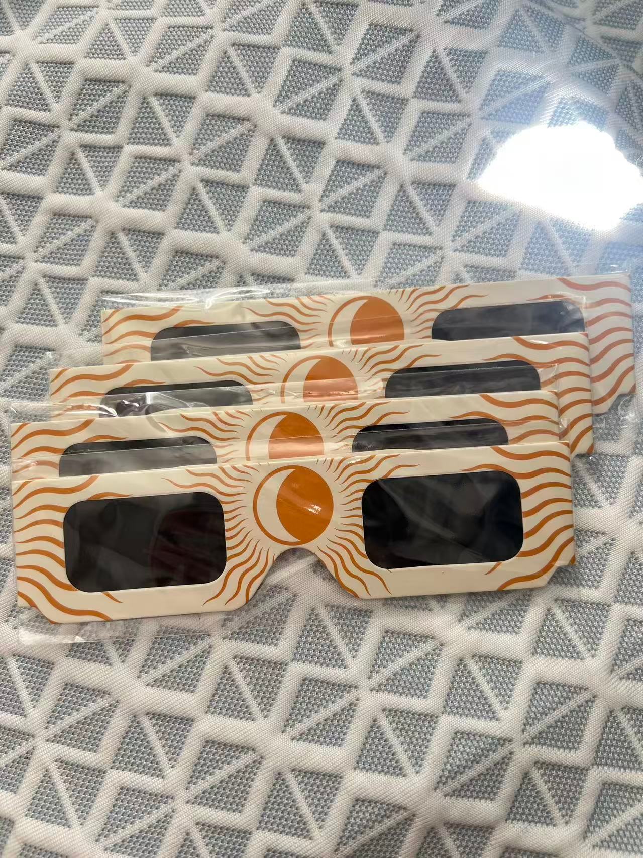 法国好多城市，在市政府可以免费领这种观看日时的👓日食已经开始了，右下角缺了一点