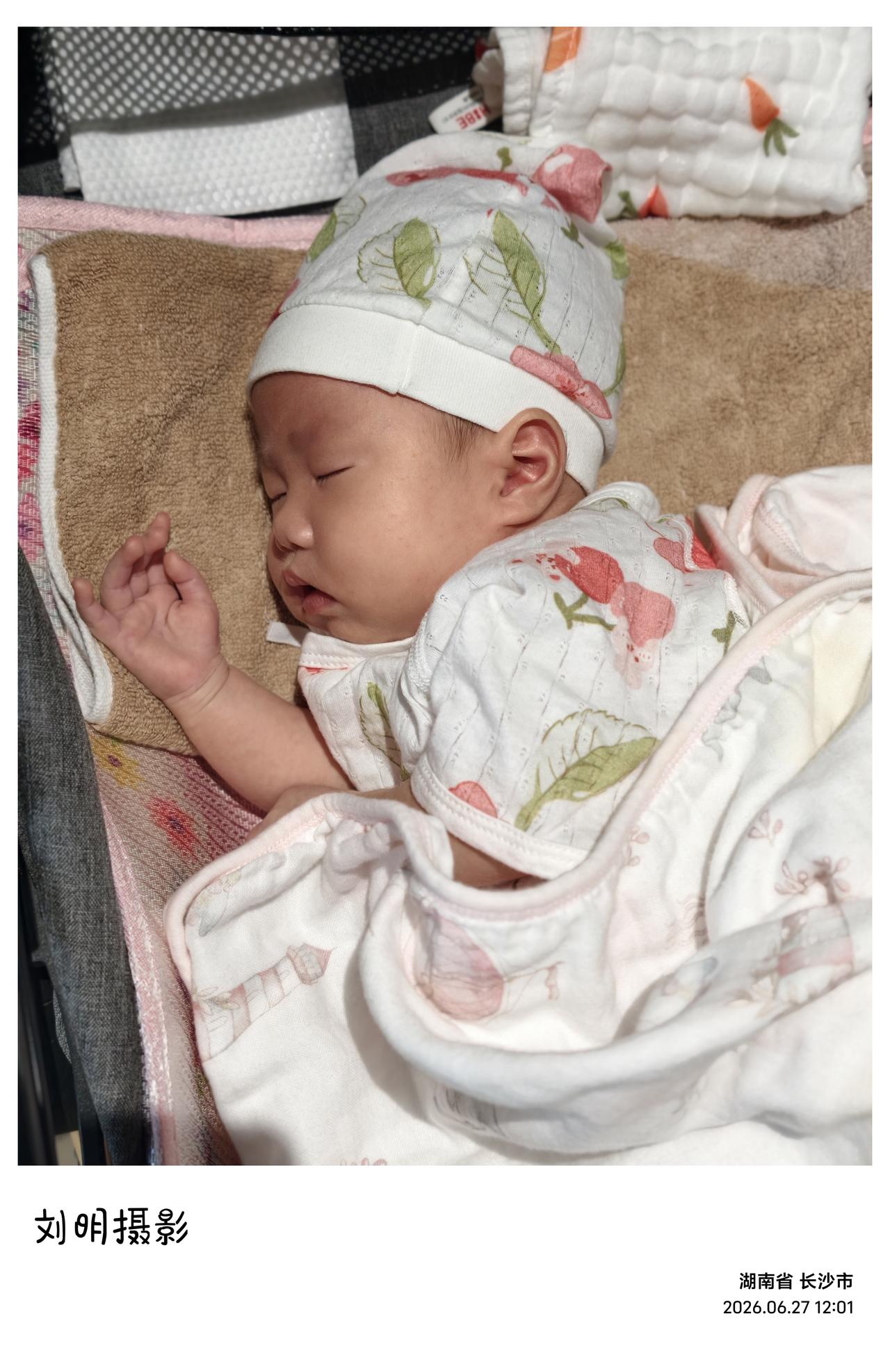 今天，好兄弟刘绍东爱女刘如艺满月之喜。我与爱人携儿子一同登门道贺，沾一身喜气，满