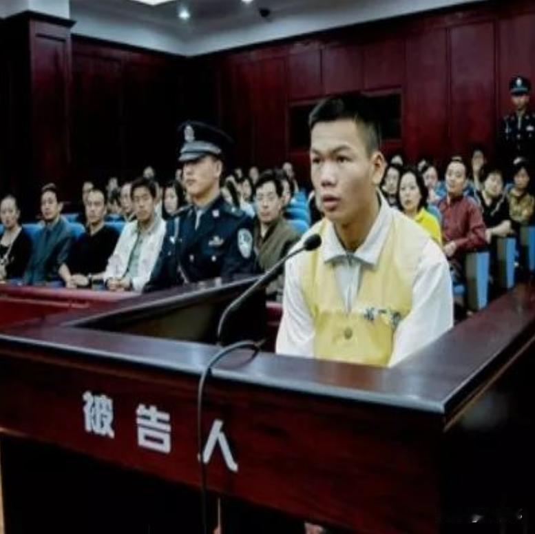 2004年，云南大学发生的特大杀人案震惊全国。学生马加爵因长期积压的心理怨恨，趁