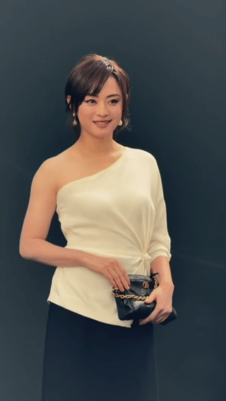孙俪怎么美成这样了孙俪发这个原生态的美，娘娘走秀的气质太大大方方的让人喜欢了！这