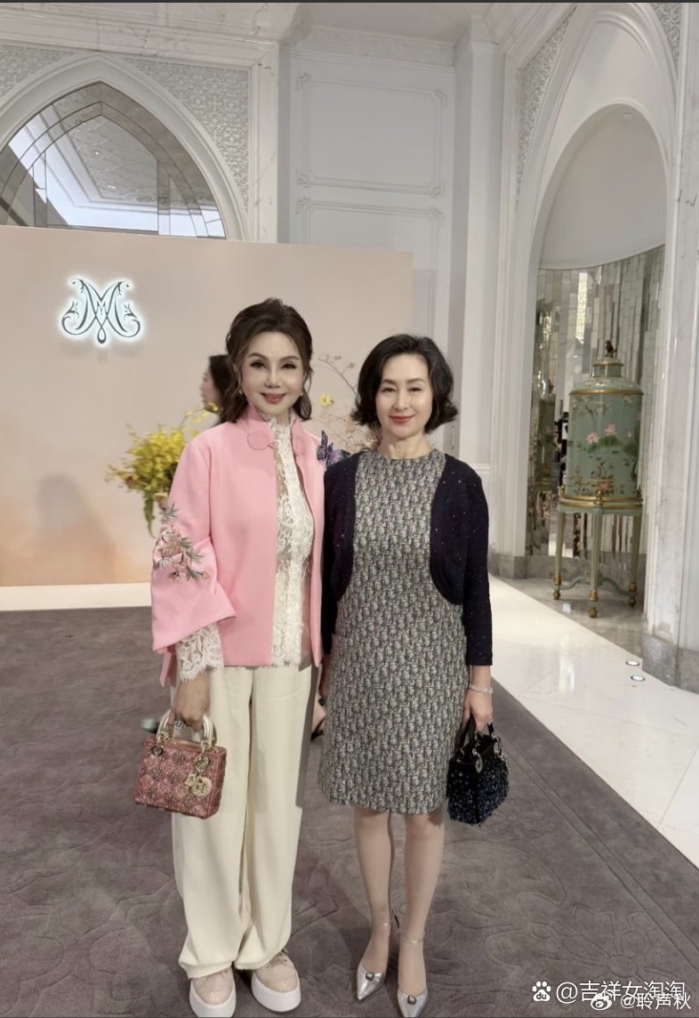 70岁谢玲玲依旧粉嫩，参加何猷君奚梦瑶婚礼答谢宴被追着合照 ​​​