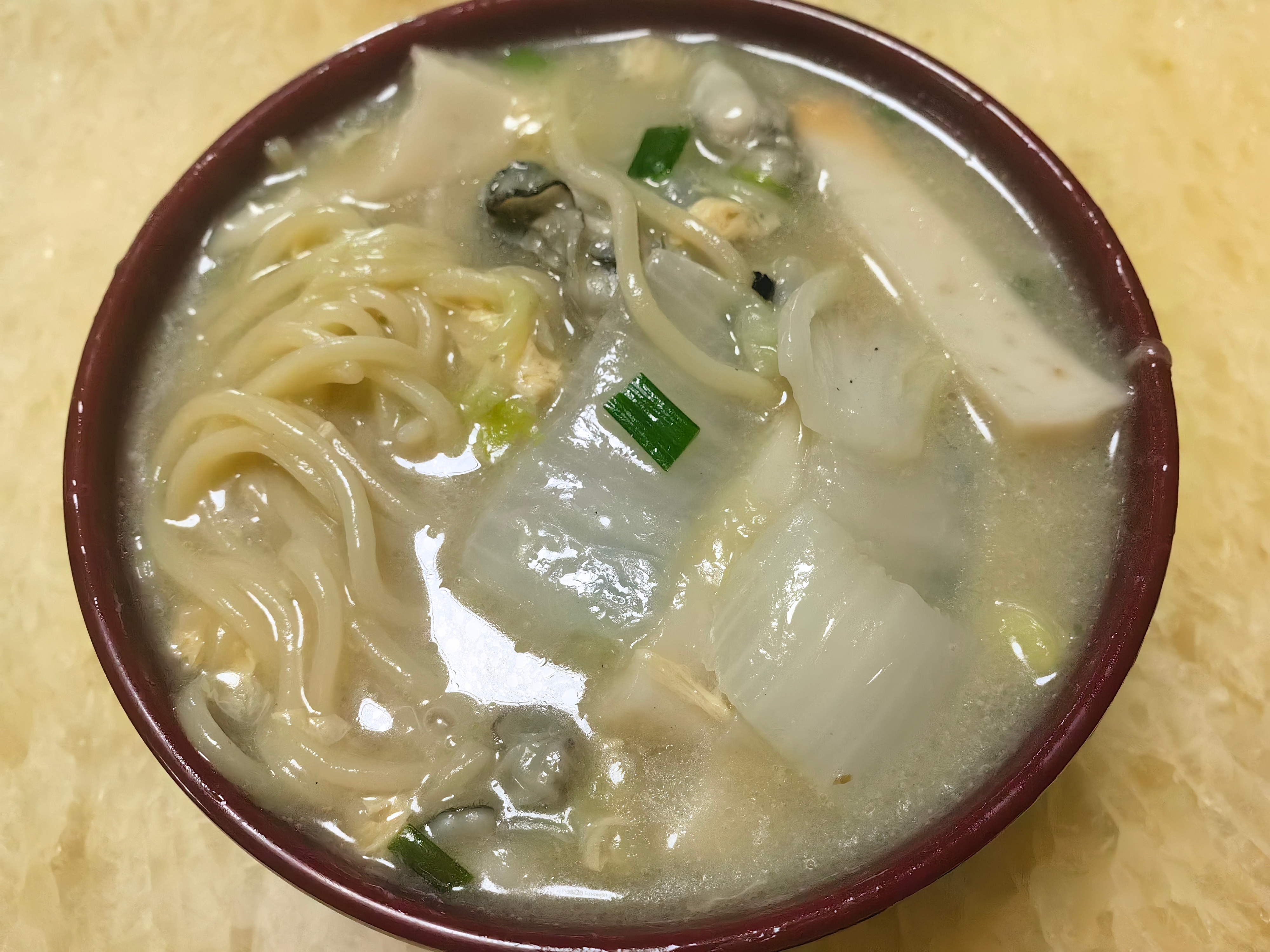 每日一餐分享午餐。卤面。海蛎，鱼饼，大白菜。 