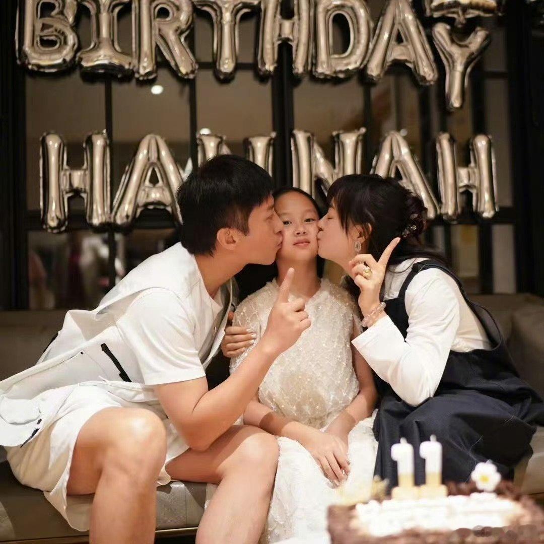 邓超孙俪给小花做蛋糕庆生邓超孙俪小花生日合照生日合照好有爱 ​​​