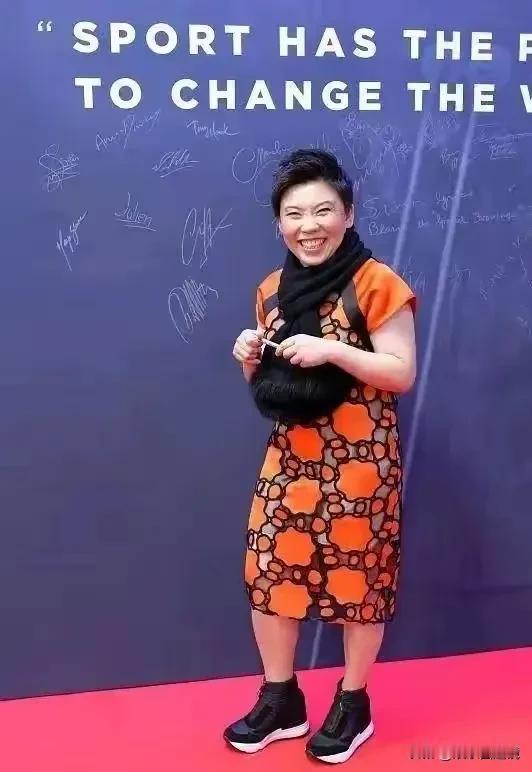 照片中这个女人的精神状态不错，不过就是这身衣服看起来怪怪的。
当年她作为乒乓球运