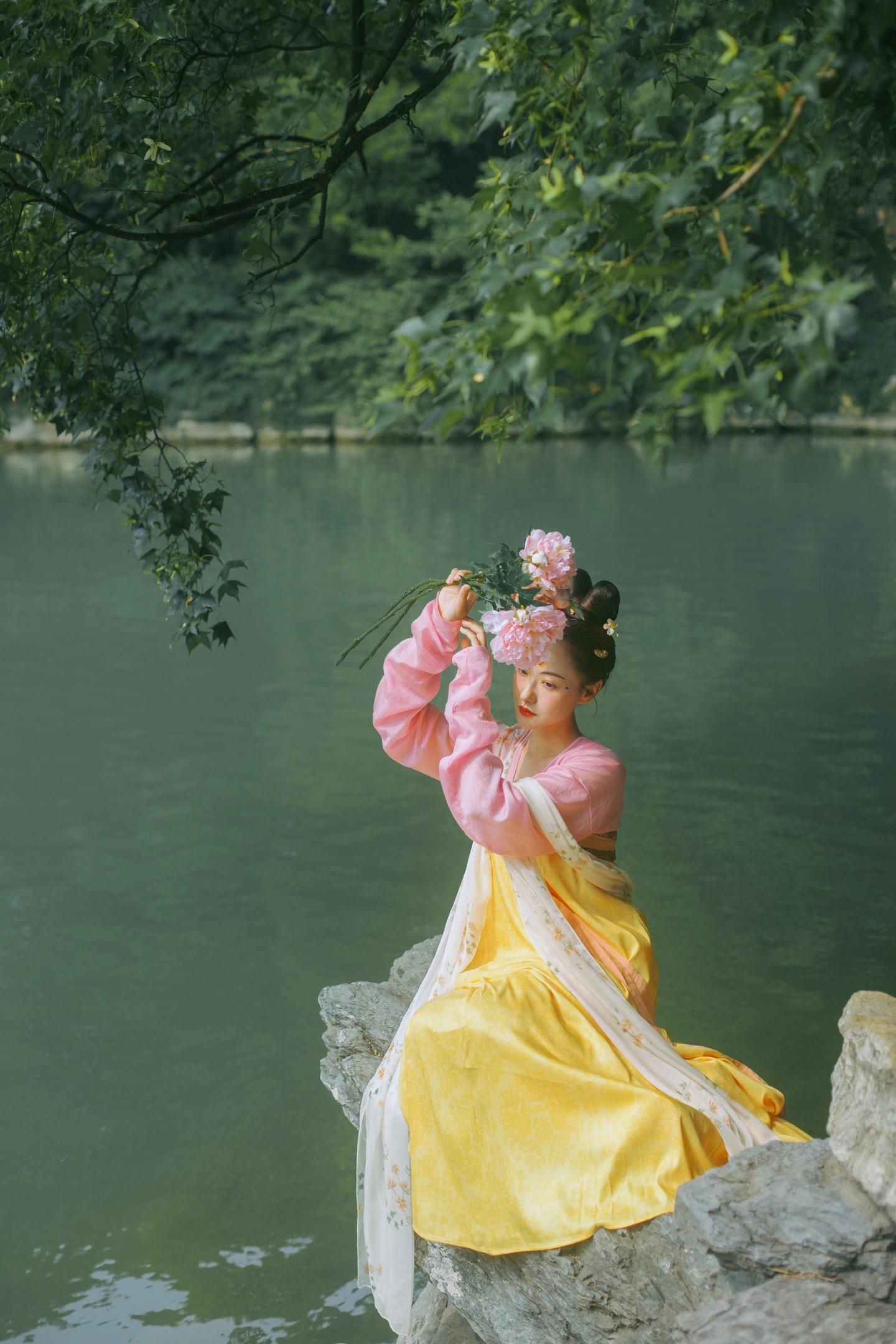 初唐少女·鹅黄映桃红｜风蒲猎猎小池塘。✨夏天就要明媚的颜色，鹅黄映桃红...