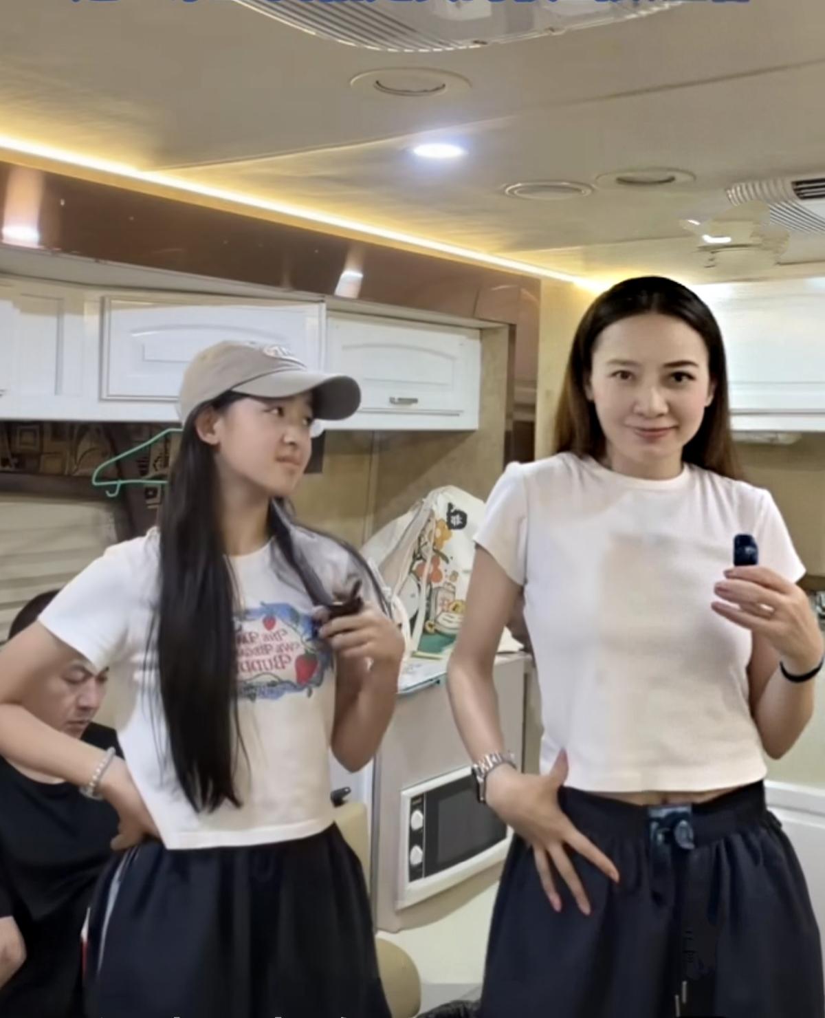 我刷我的手机，你跳你的舞。这家人看上去真的很和谐。聂远的老婆年轻又漂亮，女儿也继