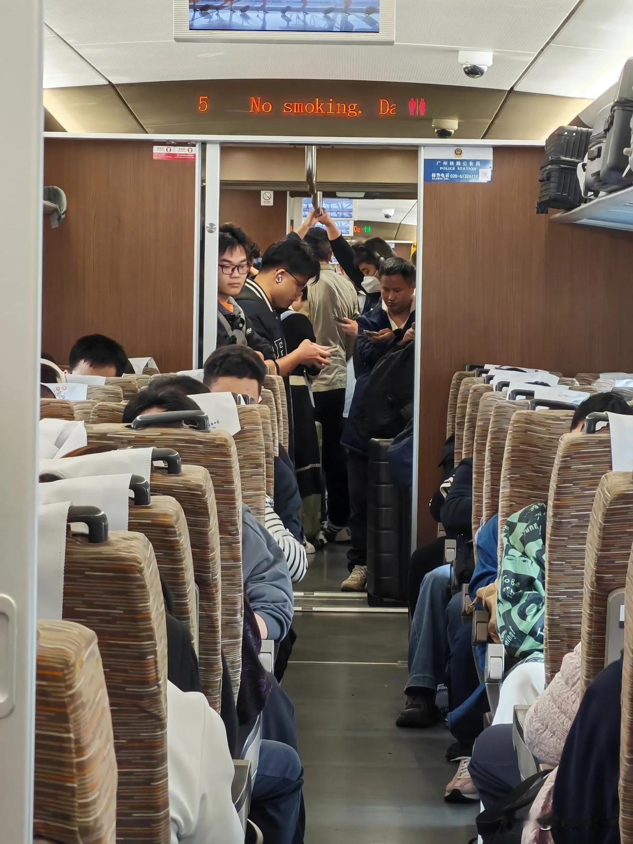 大年初八，返程高峰期，广深城际列车坐出了地铁的感觉，虽然只能站着，不过总比堵在高