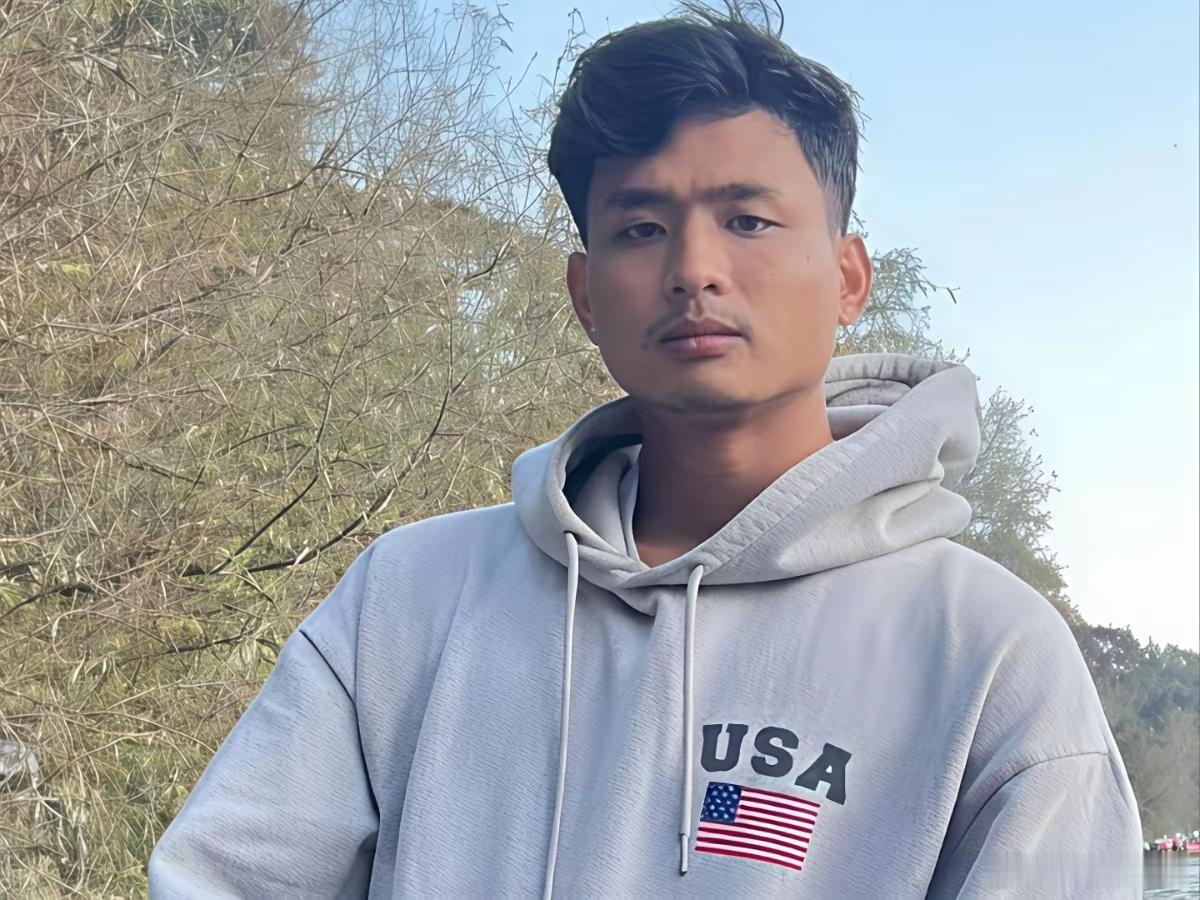 来自印度东北的24岁学生安杰尔·查克马在与胞弟在北阿坎德邦街头购物时遭6名醉汉寻