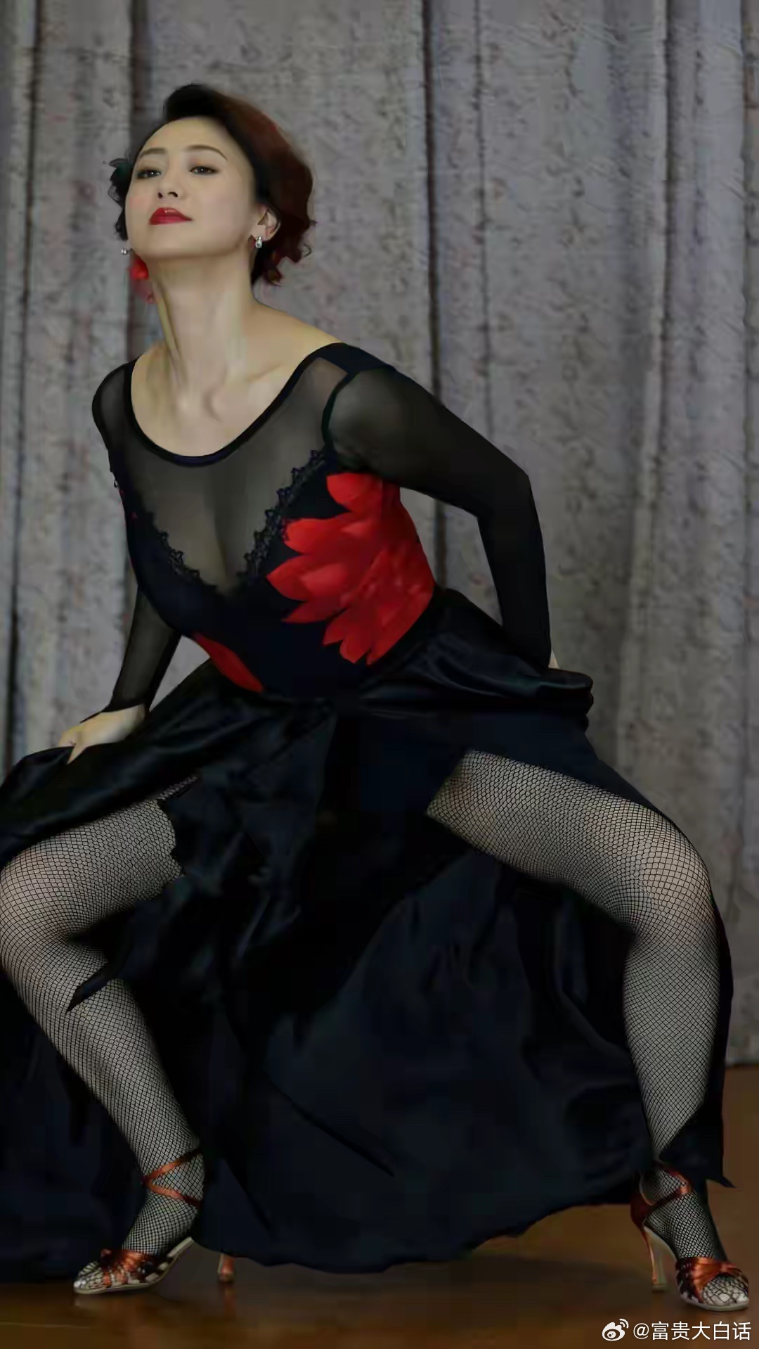 翁虹 渔网袜遇上国标舞，尽显成熟女性魅力！ 