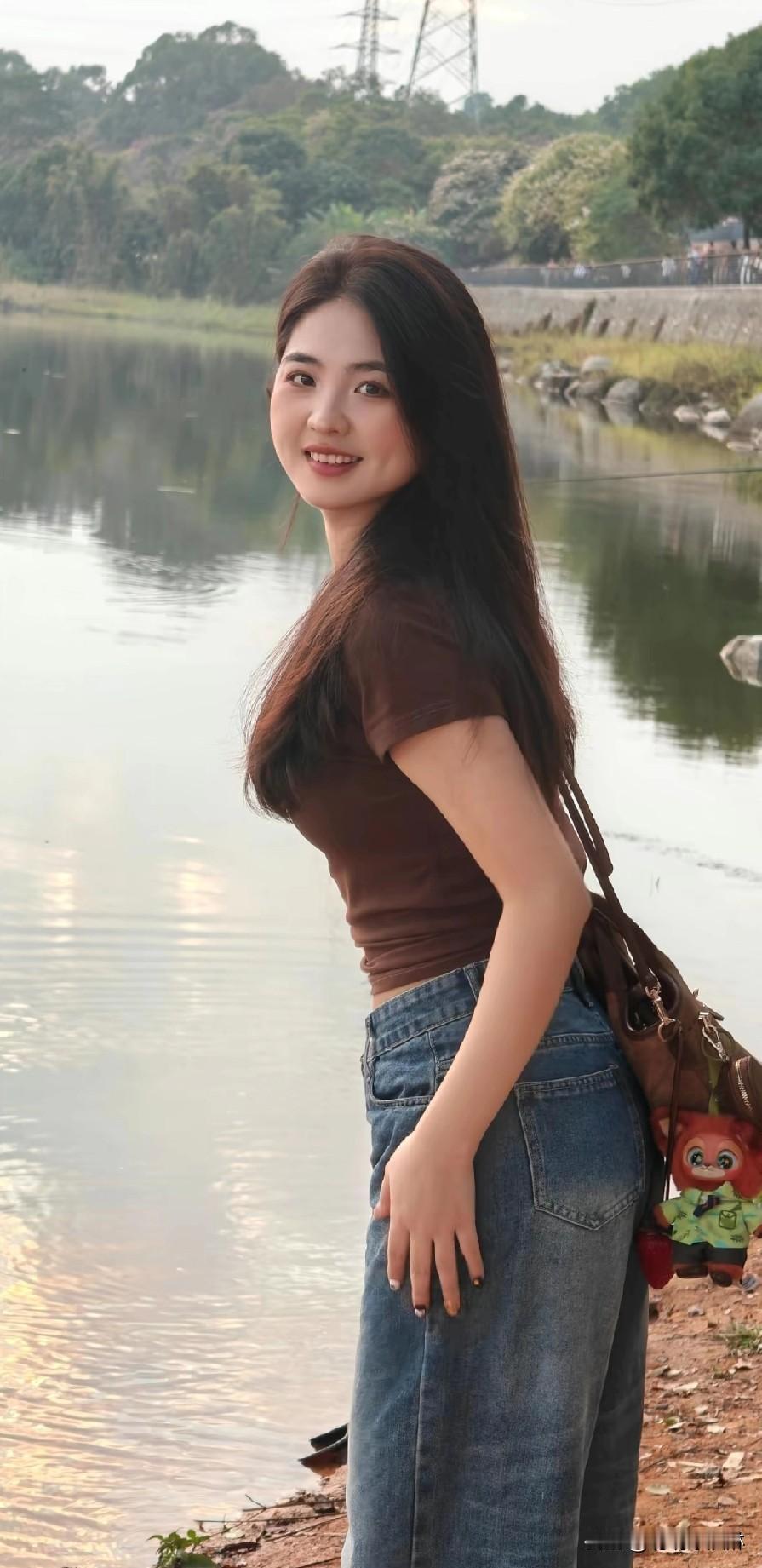 在湖边漫步，感受自然的宁静与美好。