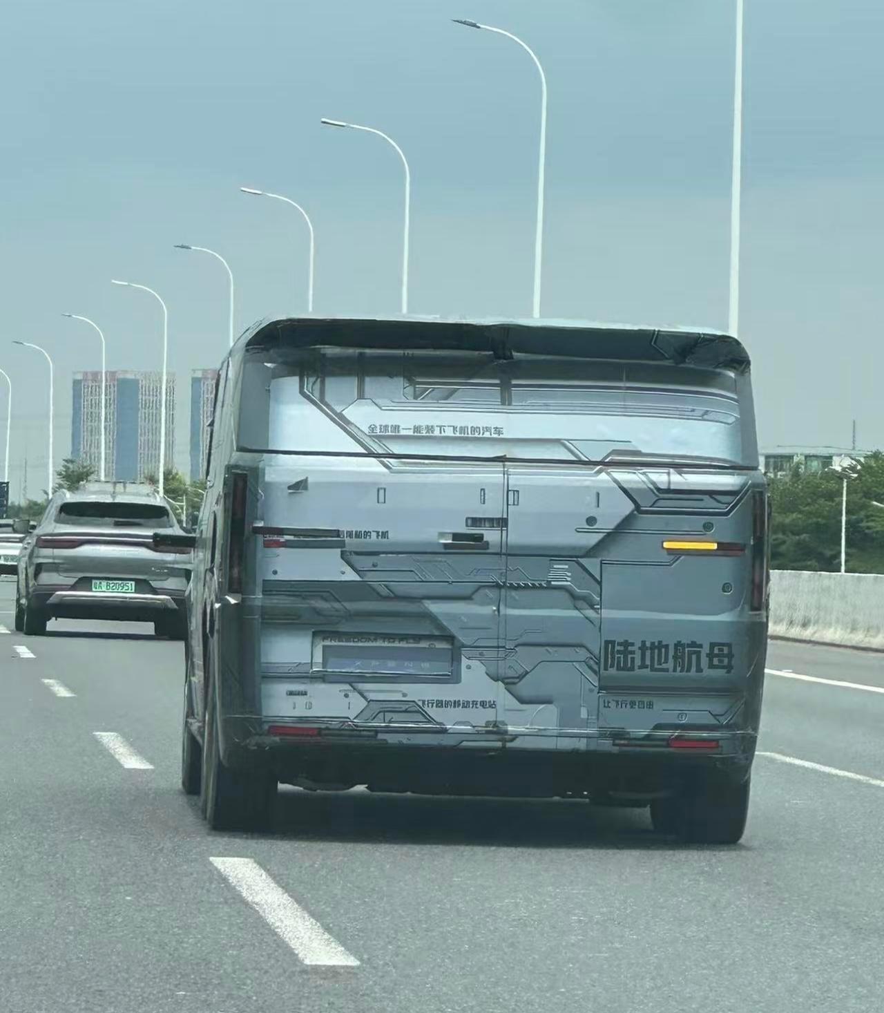 如果不是做飞行器的话，我觉得做军工也挺好，假设这是一个蜂巢的军工车辆，小鹏在电子