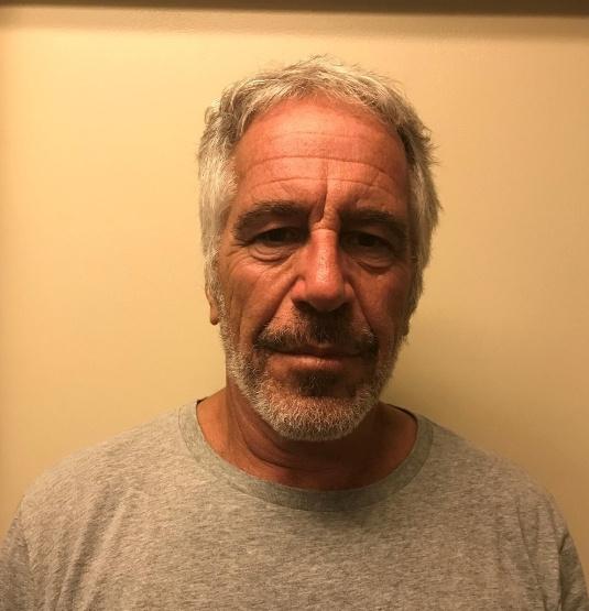 比尔·盖茨因涉及爱泼斯坦案陷入舆论漩涡，其团队火速否认称这条消息是捏造的，但公众