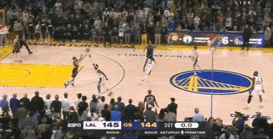 湖人在客场历经双加时艰难的以145：144险胜勇士，当比赛终场哨声响起的那一刻，