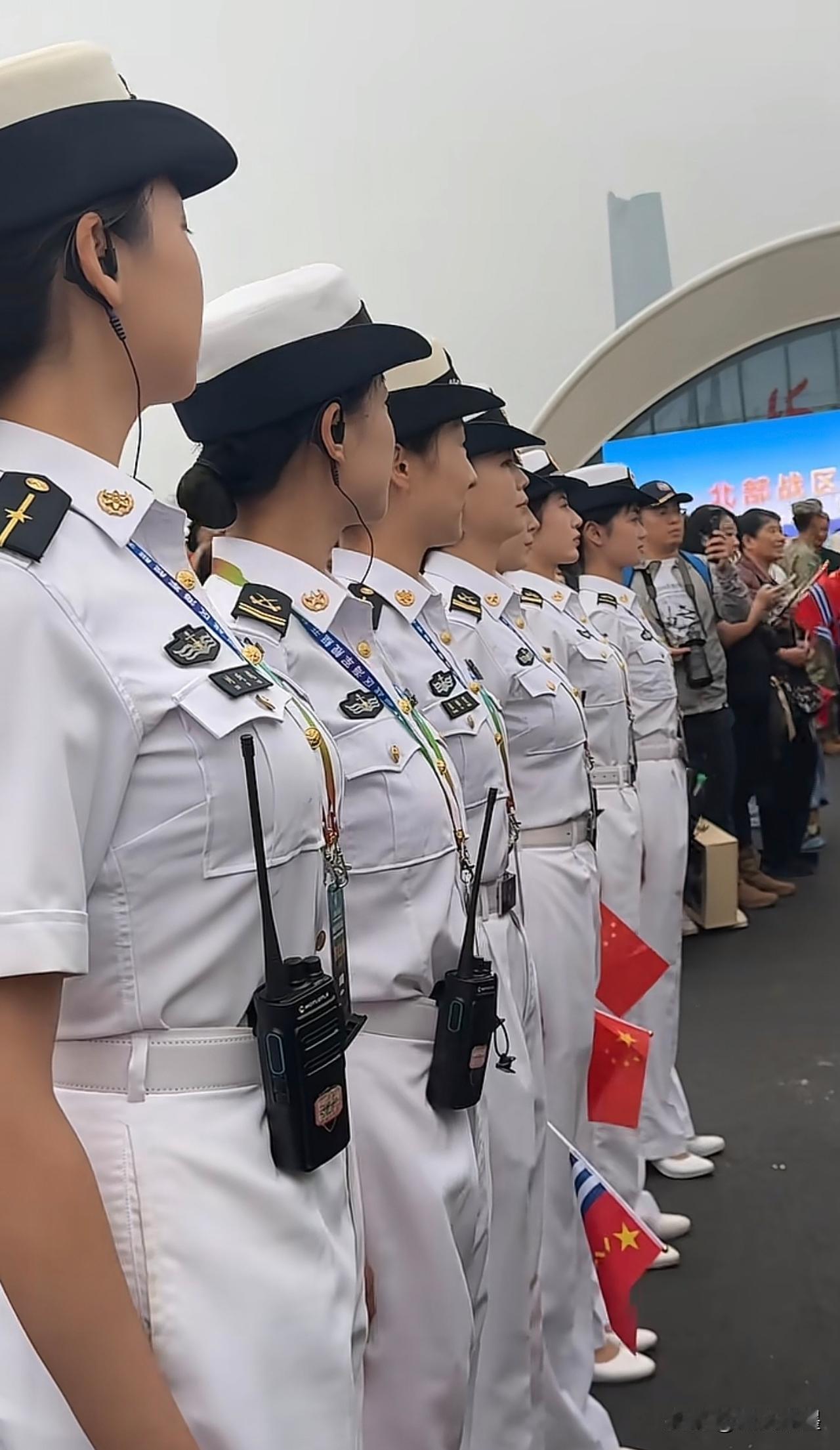 国然是优秀的人才都被国家征用了：海军开放日活动上的“兵姐姐”