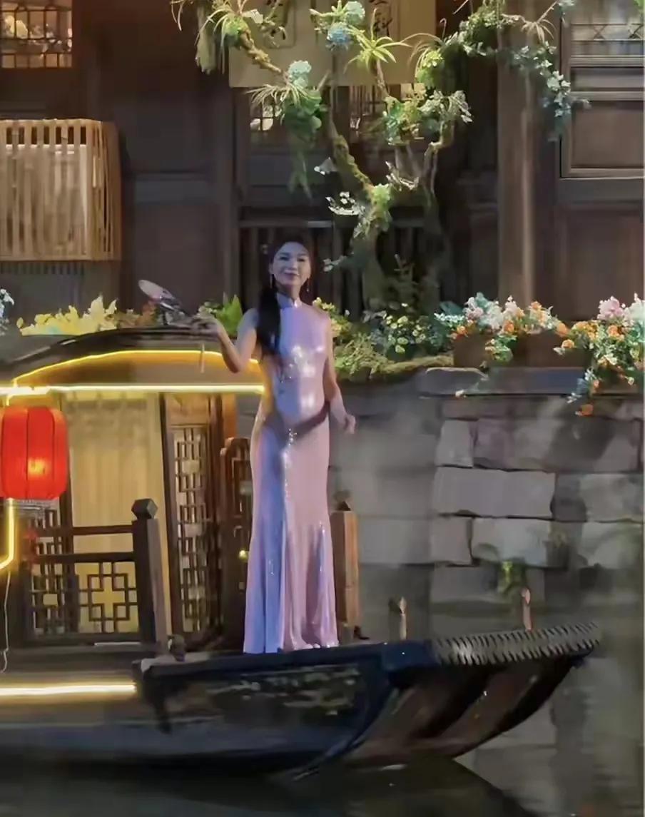 刘涛也太惊艳了！
刘涛惊艳亮相李庄古镇，穿粉色旗袍，展现好身材！
照片中刘涛再次