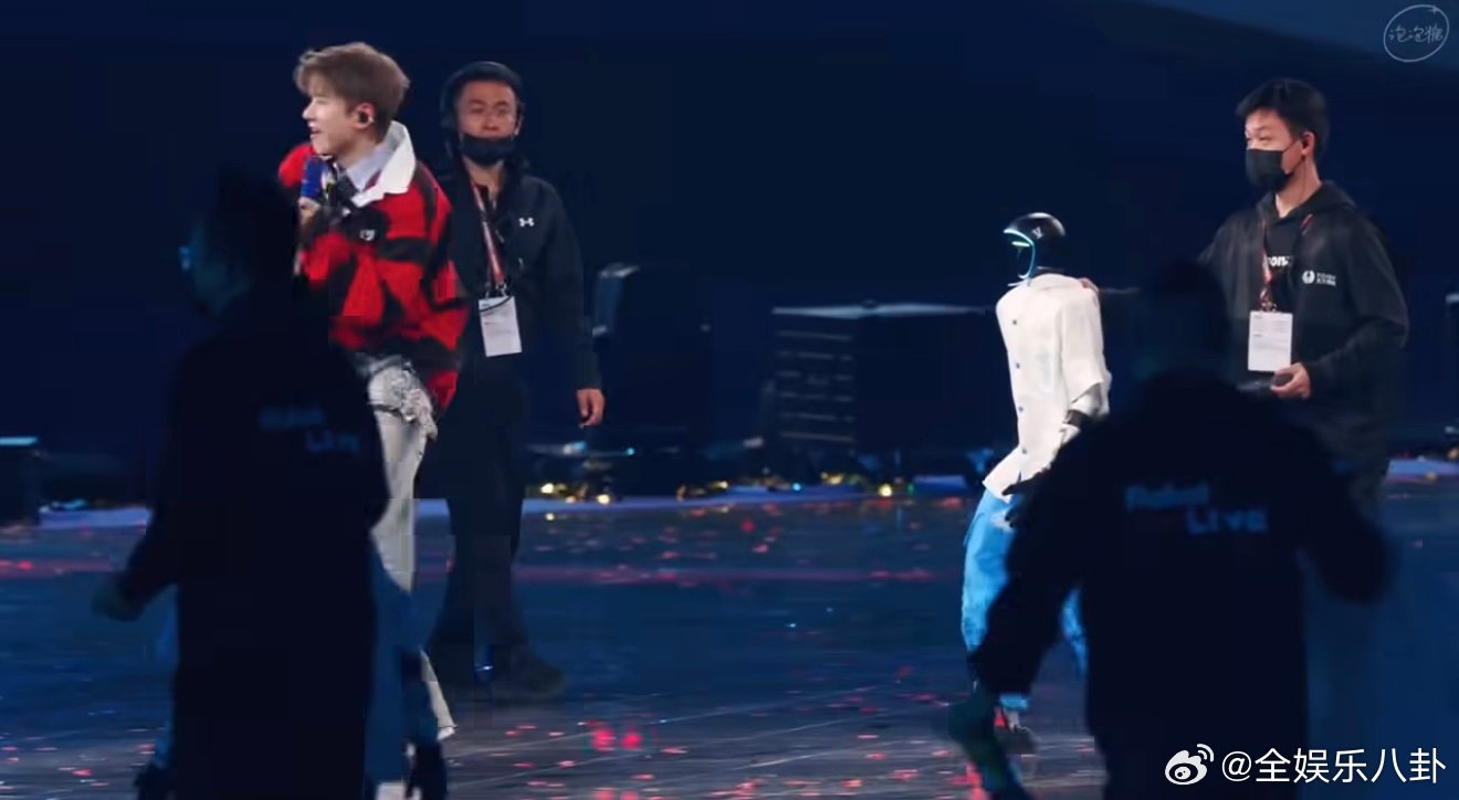 张杰模仿机器人好传神张杰聊AI给音乐带来的可能性张杰模仿机器人也太传神了！动作卡