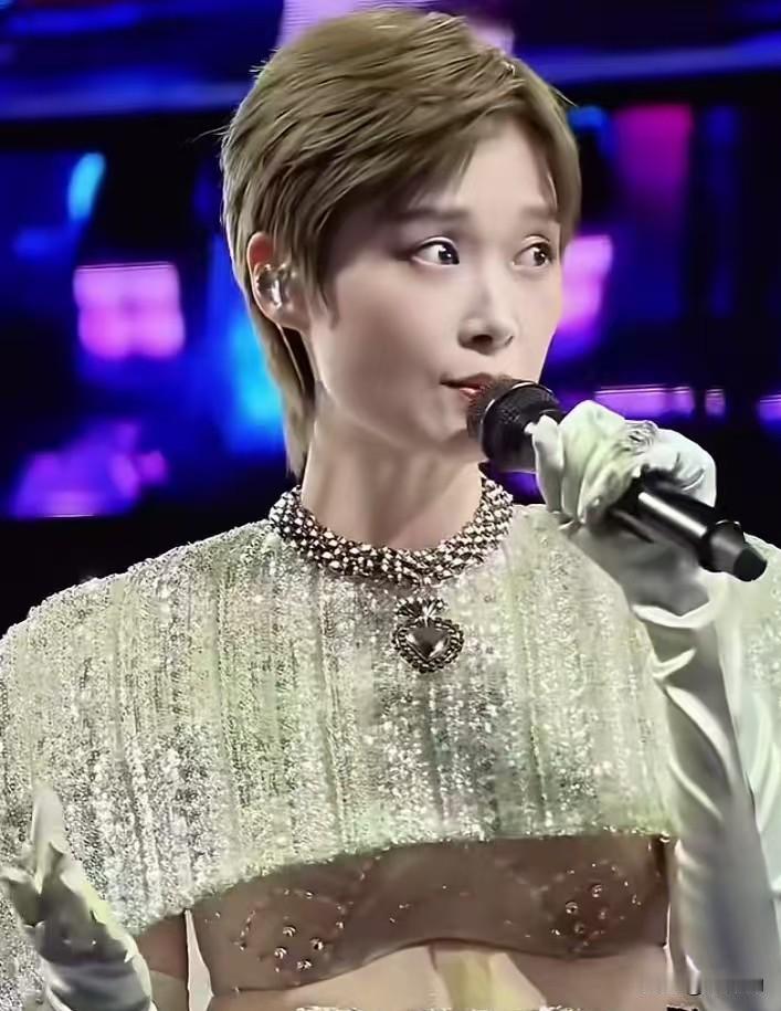 回看05年超级女声，直到现在大家还在争论李宇春夺冠这件事，疑问实在太多了。
 那