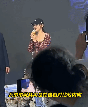 袁姗姗参加表弟婚礼的装扮哪是低调，是不合时宜吧！太刻意了，这是故意弄的邋里邋遢吗
