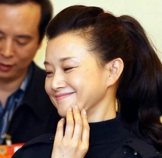 这是大家非常喜爱的著名女高音歌唱家宋祖英近照。虽然年近六十，但因为保养到位，宋女